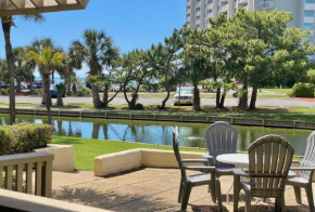 8C Richmond Park, lake view villa with full access to amenities, villa